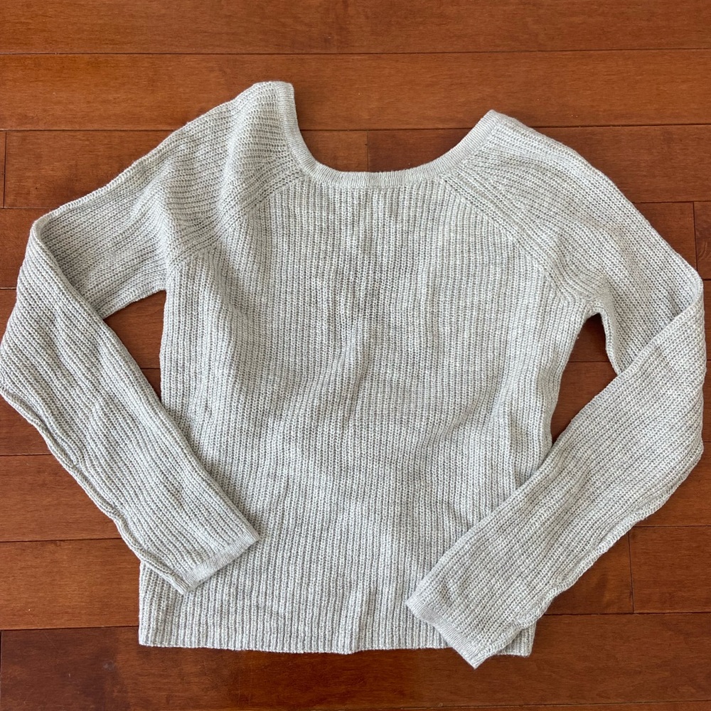 Aerie size XS Gray sweater with open back NWT
